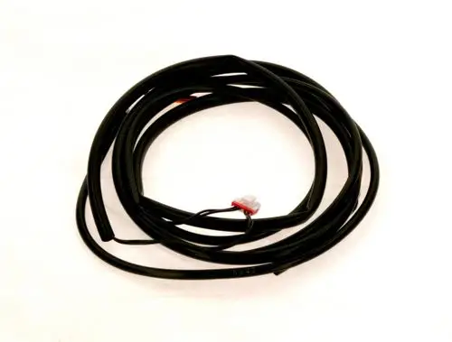 Schwarzes Kabel mit Stecker, möglicherweise von Bosch, das für Temperaturfühler oder ähnliche Anwendungen genutzt wird.